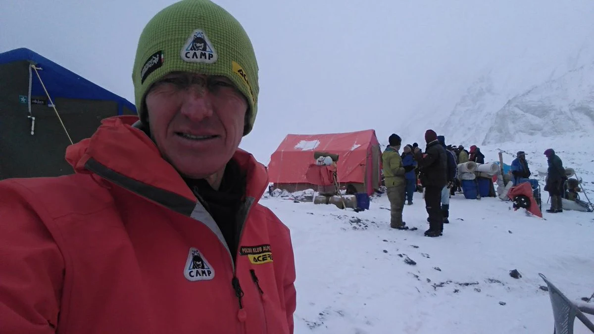 Denis Urubko opublikował w internecie kolejny wpis, który sugeruje jego pożegnanie z wyprawą na K2. "Schodzę. Nigdy nie sądziłem, że to się tak skończy. Wiele nie zależało ode mnie, takie są fakty. Przyjaciele we Włoszech czekają na mnie na ciepłych szlakach. Dobrej wiosny!" – napisał alpinista na Twitterze.  