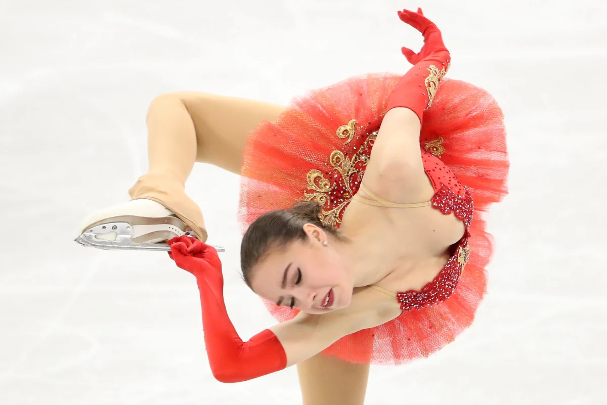 ​Mistrzyni olimpijska w łyżwiarstwie figurowym Alina Zagitowa, która w maju skończy zaledwie 16 lat, wymyśliła sobie słodką nagrodę za triumf w Pjongczangu - pozwoliła sobie na zjedzenie porcji lodów.  W Korei zdobyła pierwszy złoty medal dla Olimpijczyków z Rosji. To, że zdobyła mistrzostwo olimpijskie dociera do niej powoli. Młoda zawodniczka ma ambitny cel - chce utrzymać wysoki poziom przez lata.