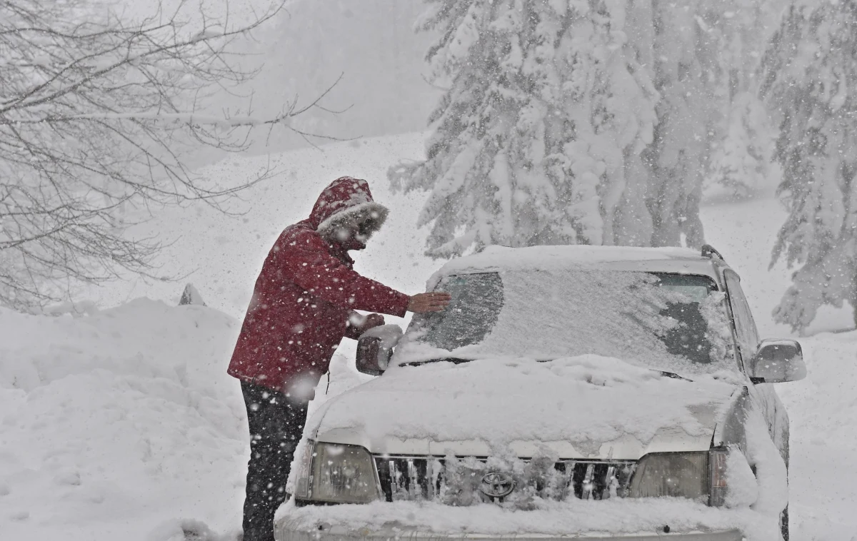 Jak podaje IMGW Polska znajduje się na skraju wyżu znad Skandynawii, w mroźnym powietrzu arktycznym. W środę w całym kraju utrzymywać się będą silne mrozy.