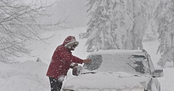 Jak podaje IMGW Polska znajduje się na skraju wyżu znad Skandynawii, w mroźnym powietrzu arktycznym. W środę w całym kraju utrzymywać się będą silne mrozy.