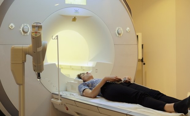 Rezonans magnetyczny jest nieinwazyjną metodą obrazowania ciała człowieka. Pozwala na uzyskiwanie dowolnych obrazów przekrojów ciała bez udziału promieniowania jonizującego.