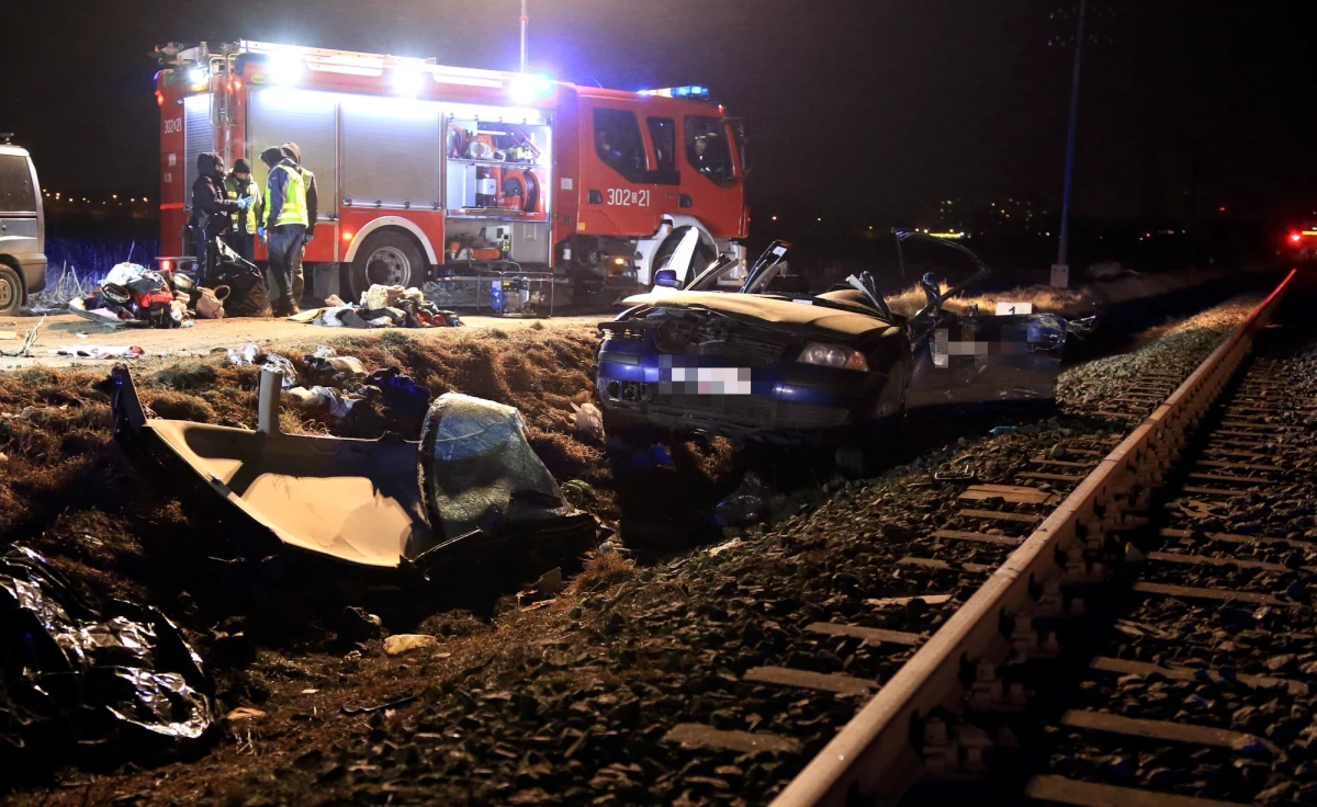Jeszcze dziś ma być sprawdzony zapis z monitoringu szynobusa, w którego wczoraj na niestrzeżonym przejeździe w Opolu Chmielowicach wjechała osobówka. 4 Ukraińców zginęło na miejscu. 