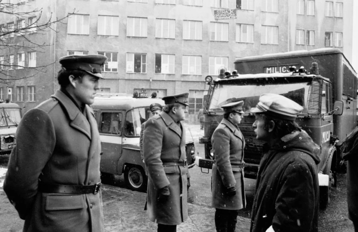 Ponad 8 tysięcy odwołań funkcjonariuszy podległych MSWiA, którym w związku z ustawą dezubekizacyjną obniżono emerytury i renty trafiło do warszawskiego sądu okręgowego - dowiedział się reporter RMF FM. Ta liczba lawinowo wzrasta, a sędziowie prognozują, że takich odwołań może być kilkakrotnie więcej. 