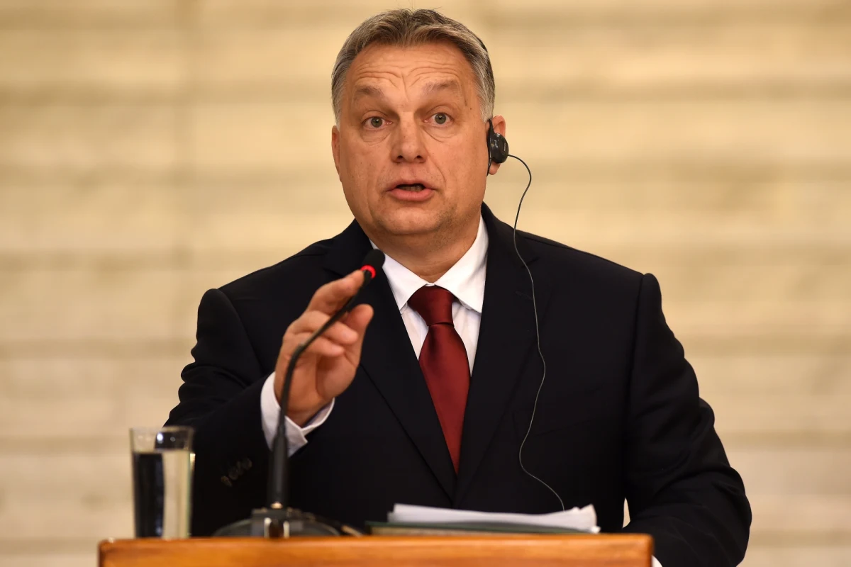 ​Popularność rządzącej na Węgrzech koalicji konserwatywnego Fideszu i Chrześcijańsko-Demokratycznej Partii Ludowej (KDNP) spada przed wyborami parlamentarnymi wyznaczonymi na 8 kwietnia - wynika z opublikowanego w środę sondażu Instytutu Republikon. Zgodnie z sondażem, który został przeprowadzony w dniach 9-22 lutego, popularność Fideszu spadła do najniższego od roku poziomu - najpierw od grudnia 2017 roku do stycznia o 4 pkt proc., a następnie od stycznia do lutego o kolejne 5 pkt proc. Nadal jednak przewaga koalicji rządzącej nad innymi partiami jest ogromna.