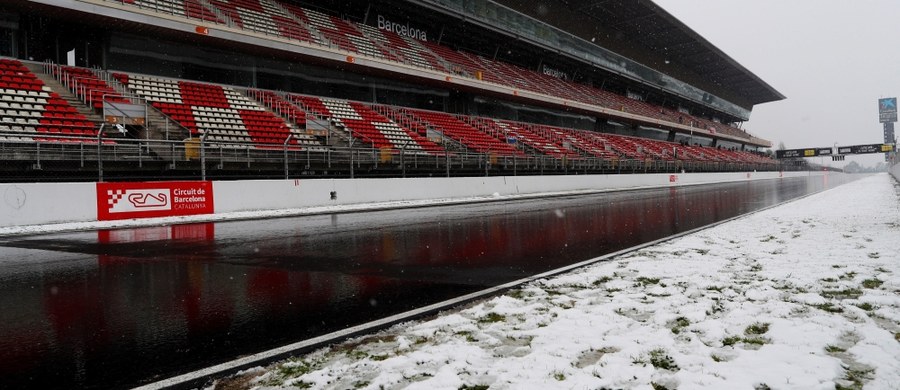 Padający śnieg i niskie temperatury zaskoczyły zespoły Formuły 1 przeprowadzające przedsezonowe testy pod Barceloną. Przez pierwsze dwie godziny na torze Catalunya nie pojawił się żaden samochód. Z powodu niekorzystnych warunków uziemiony został helikopter medyczny.