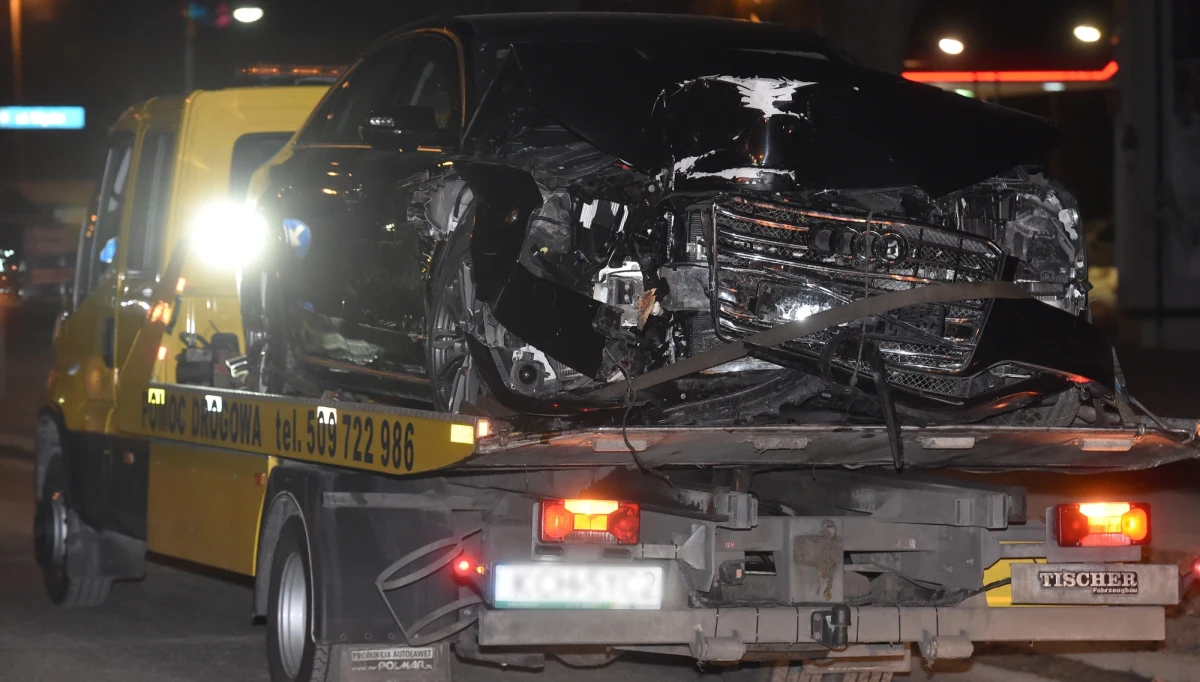 Śledczy zakończyli postępowanie w sprawie wypadku samochodowego Beaty Szydło. Nieoficjalne ustalenia reporterów RMF FM potwierdziła Prokuratura Okręgowa w Krakowie. "Po wydaniu takiego postanowienia, prokurator, będzie podejmował decyzję, czy skierować akt oskarżenia w tej sprawie, czy też podjąć decyzję o skierowaniu wniosku o warunkowe umorzenie postępowania. Wszystkie czynności, które mogliśmy wykonać do tej pory, zostały wykonane" - podkreśla rzecznik Prokuratury Okręgowej Janusz Hnatko. Z naszych ustaleń wynika, że śledztwo zostało już zakończone i planowany jest wniosek do sądu dotyczący umorzenia sprawy wobec Sebastiana K. Zdaniem śledczych, to właśnie 21-latek spowodował wypadek. 