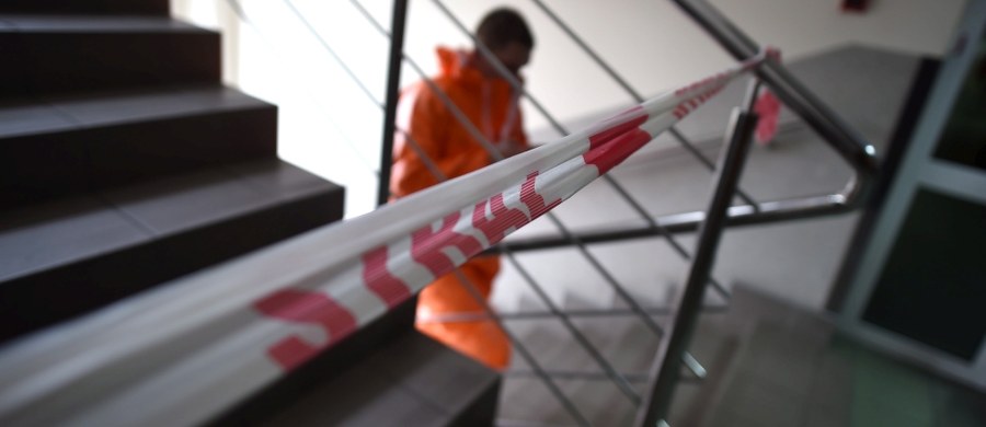 25 lat więzienia, a później 12 lat zakazu zbliżania się do pokrzywdzonej na odległość bliższą niż 100 metrów - to prawomocny wyrok dla 52-letniego mężczyzny, który na korytarzu łódzkiego sądu oblał kobietę kwasem. Od wyroku przysługuje kasacja do Sądu Najwyższego.