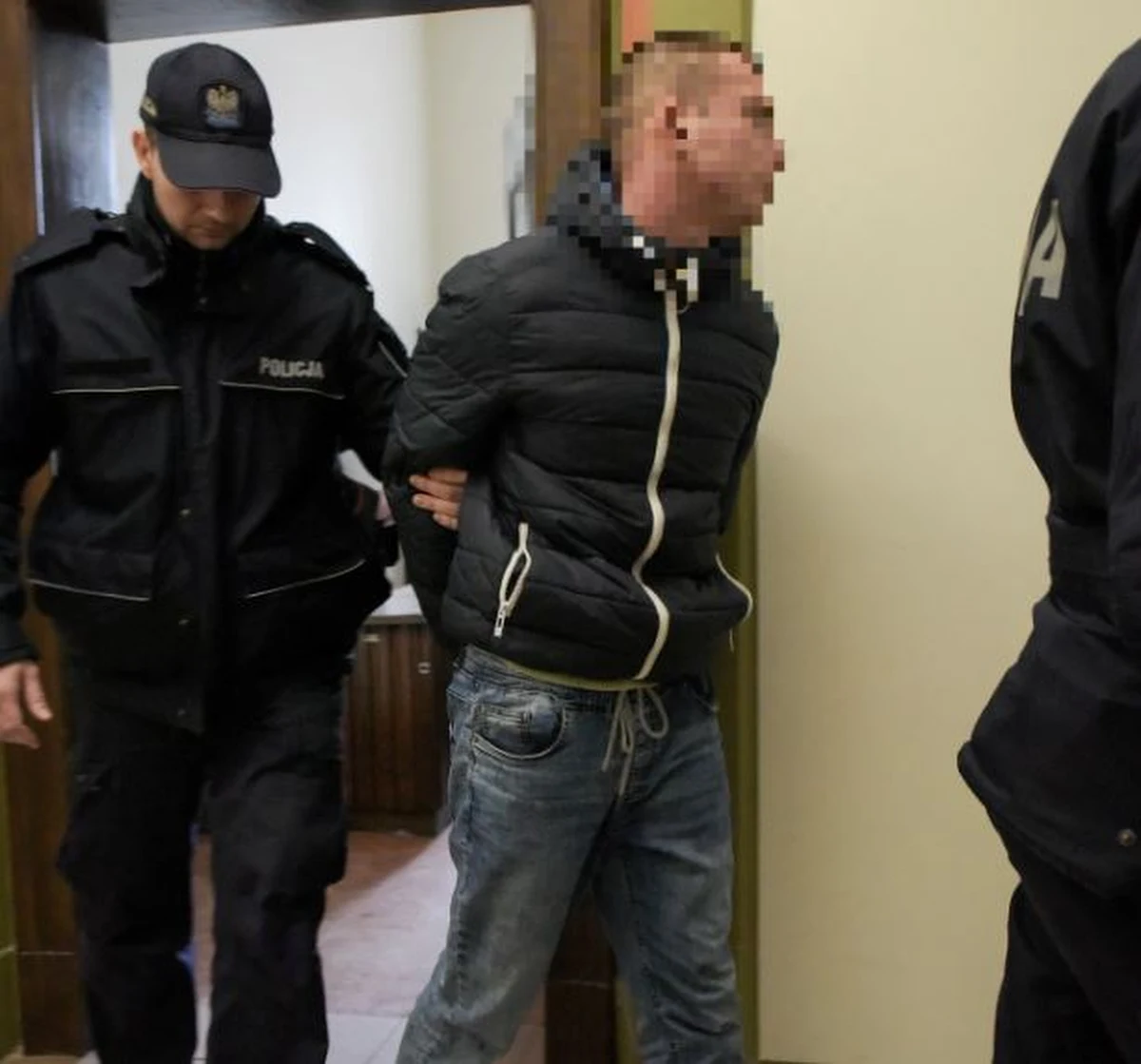 Po wpłaceniu kaucji może opuścić areszt 21-latek, z sześcioma zarzutami, w tym sprowadzenia niebezpieczeństwa katastrofy w ruchu lądowym - zdecydował gdański sąd. Według nieoficjalnych informacji chodzi o wnuka byłego prezydenta Lecha Wałęsy. Kaucja, jaką wyznaczył sąd, to 10 tys. zł.