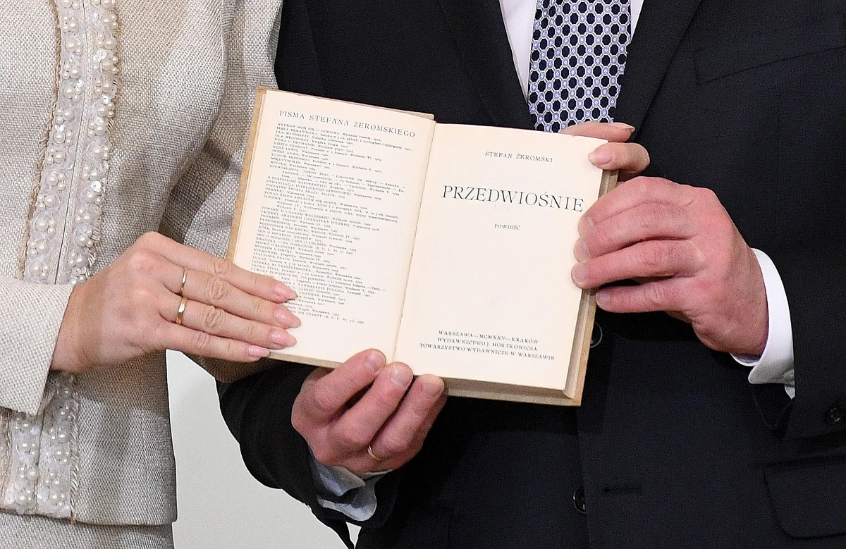 Lekturą Narodowego Czytania, której poświęcona będzie kulminacja tegorocznej akcji - 8 września 2018 r. - będzie "Przedwiośnie" Stefana Żeromskiego. Ponadto para prezydencka proponuje do czytania przez cały rok specjalnie przygotowaną "Antologię Niepodległości".