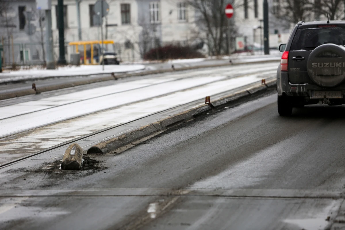 "Wypadki mogą się zdarzyć wszystkim, w różnych okolicznościach; powinniśmy dokładać należytej staranności, by tych wypadków uniknąć" - powiedziała rzeczniczka PiS, wicemarszałek Sejmu Beata Mazurek komentując wtorkową kolizję prezydenckiej limuzyny w Krakowie. Samochód najechał na separator oddzielający pas jezdni od torowiska tramwajowego. Prezydent Andrzej Duda przesiadł się do innego auta i kontynuował podróż do Bochni - informowała Służba Ochrony Państwa. Nikomu nic się nie stało.