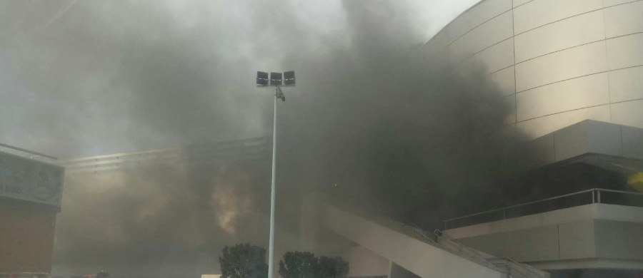 Kłęby dymu unoszą się w pobliżu gdańskiej galerii handlowej Morena - zaalarmowali nas słuchacze. Jak informują służby, na podziemnym parkingu obiektu zapaliły się trzy samochody. Zdjęcia z miejsca zdarzenia dostaliśmy na Gorącą Linię RMF FM. 