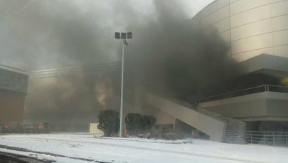 Kłęby dymu w Gdańsku. Zapaliły się auta na parkingu galerii handlowej