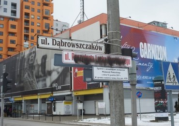 Zamalowane albo zasłonięte tablice z napisem "ul. Lecha Kaczyńskiego"