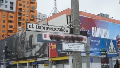 Zamalowane albo zasłonięte tablice z napisem "ul. Lecha Kaczyńskiego"
