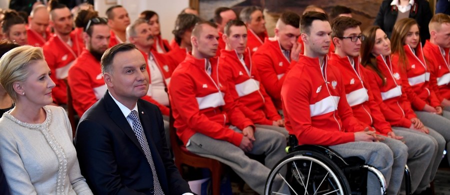 Prezydent Andrzej Duda wręczył w Belwederze nominacje sportowcom, którzy wystąpią w zimowych igrzyskach paraolimpijskich w Pjongczangu. W rozpoczynającej się 9 marca imprezie Polskę reprezentować będzie ośmioro niepełnosprawnych zawodników.
