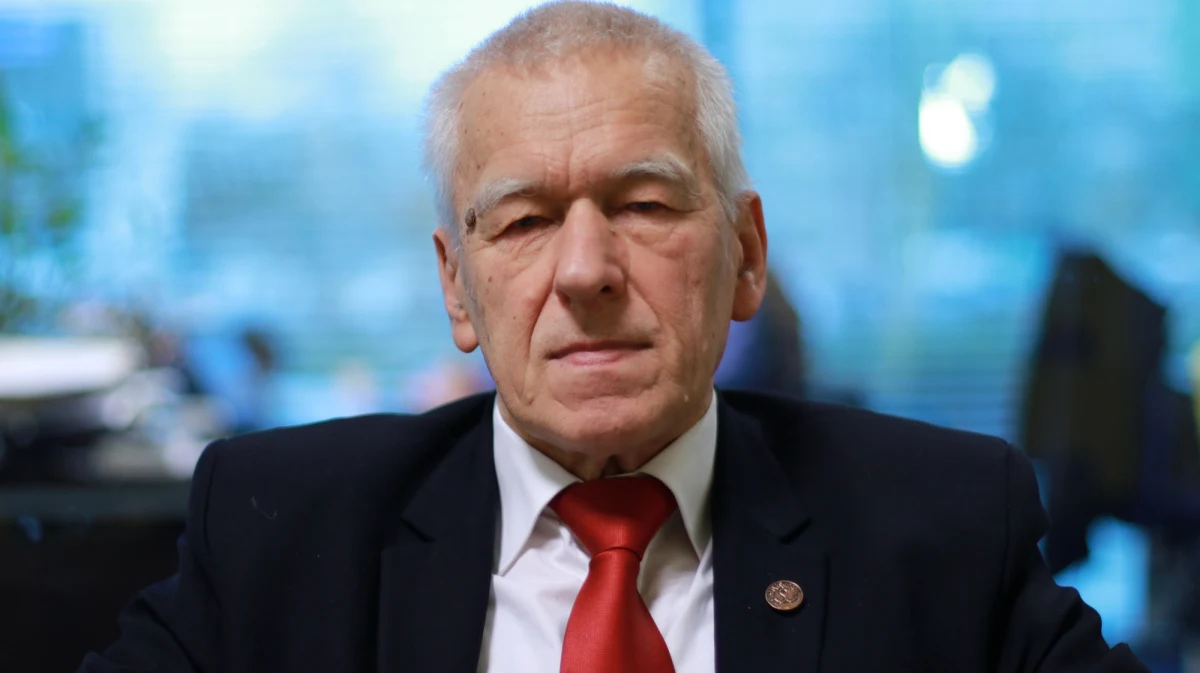 "Bardzo się cieszę z tych rozmów i myślę, że te rozmowy powinny dojść do ustalenia prawdy, bo prawda jest tak, że te dwa narody – polski i żydowski - najbardziej ucierpiały podczas okupacji niemieckiej. Spodziewam się, że dojdziemy do porozumienia" - powiedział w Porannej rozmowie w RMF FM Kornel Morawiecki, komentując mające się odbyć polsko-izraelskie rozmowy na temat znowelizowanej ustawy o IPN. "Trzeba to było robić po transformacji, po Okrągłym Stole, teraz można degradować, ale to są troszeczkę takie popłuczyny, to nie jest istotna sprawa. W ten sposób możemy jeszcze zdegradować Suworowa, który zrobił rzeź Pragi, ale nie o to chodzi (…). To spóźniony symbol. Średnio potrzebny" – w ten sposób marszałek-senior odniósł się do degradowania członków WRON-u. "Obniżyliśmy emerytury pracownikom SB, ale to był tylko 'miecz', a 'ramię' było gdzie indziej. Obniżmy gen. Hermaszewskiemu emeryturę" – stwierdził Morawiecki. "Lech Wałęsa powinien mieć tę emeryturę obniżoną. Był tajnym współpracownikiem SB? Był" - dodał. 