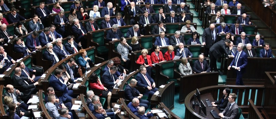 Sejm przyjął zaproponowane przez Prawo i Sprawiedliwość zmiany w regulaminie. Najważniejsza z nich wprowadza kary finansowe dla posłów, którzy uniemożliwiają pracę Sejmu. Platforma Obywatelska i Nowoczesna chciały odrzucenia projektu nowelizacji regulaminu.