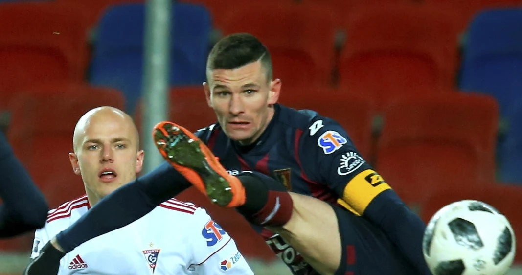 Piłkarz Górnika Zabrze Rafał Kurzawa (L) i Adam Frączczak (P) z Pogoni Szczecin