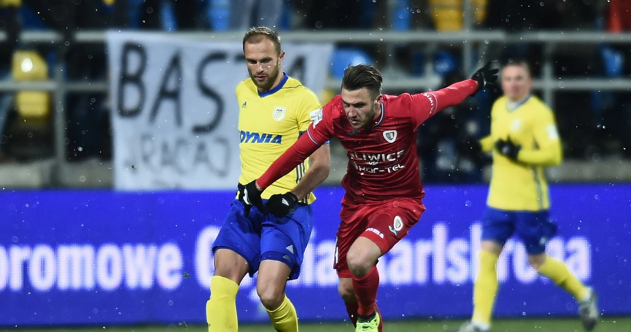 Piłkarz Arki Gdynia Antoni Łukasiewicz (L) i Mateusz Szczepaniak (P) z Piasta Gliwice