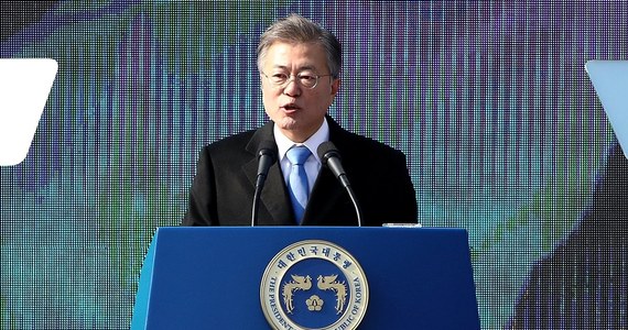 ​Sprawa koreańskich kobiet do towarzystwa, które były wykorzystywane seksualnie przez japońskich żołnierzy podczas II wojny, nie jest zamknięta - oświadczył w czwartek prezydent Mun Dze In w okolicznościowym orędziu z okazji święta zrywu niepodległościowego. "Strona japońska - jako sprawca - nie ma moralnego prawa, by ogłaszać, że problem jest uregulowany" - oświadczył południowokoreański prezydent w przemówieniu wygłoszonym w dniu, który upamiętnia zryw niepodległościowy i opór Koreańczyków wobec okupacji japońskiej. "Zbrodnie wojenne przeciw ludzkości nie mogą być zamiatane pod dywan samym tylko powiedzeniem, że 'mamy to już za sobą'" - dodał Mun Dze In.