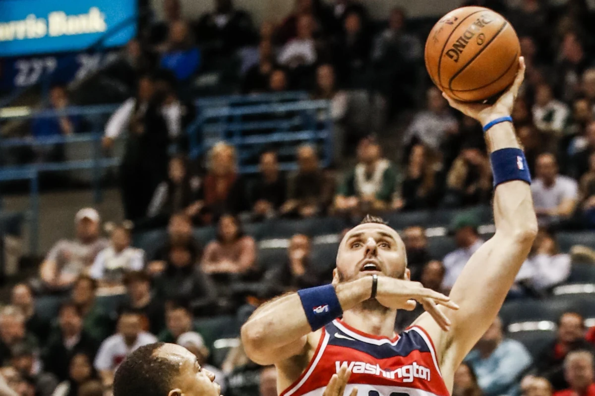 ​1 marca 2008 roku Marcin Gortat po raz pierwszy zagrał w meczu ligi NBA. Broniący barw Orlando Magic polski koszykarz w trakcie wygranego spotkania z New York Knicks (118:92) na parkiecie przebywał 141 sekund. Uzyskał dwa punkty i zbiórkę, popełnił jeden faul. Gortat jest trzecim urodzonym w Polsce koszykarzem, któremu udało się zagrać w NBA. Cezary Trybański i Maciej Lampe kariery jednak w niej nie zrobili i wrócili do Europy, a o Gortacie śmiało można powiedzieć, że na przekór wszystkiemu odniósł sukces.