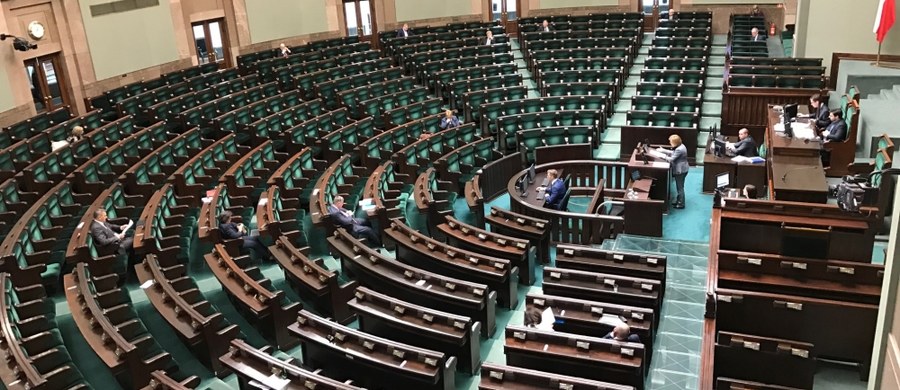 O godz. 9 minął termin wyznaczony przez marszałka Sejmu na zgłaszanie przez kluby parlamentarne kandydatów do Krajowej Rady Sądownictwa. Sejm wybierze członków KRS najprawdopodobniej Sejm we wtorek. Marszałek Sejmu przerwał bowiem posiedzenie Izby i o ten dzień przedłużył obrady.