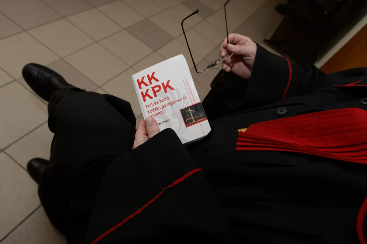 Znaleźliśmy kolejne fragmenty cudzych prac naukowych, przepisanych przez prokuratorów bez wskazania źródła do uzasadnienia wniosku w sprawie Stanisława Gawłowskiego. Że prokuratura naruszyła prawa autorskie nie ma wątpliwości prof. Ryszard Markiewicz, ekspert, który przygotował na ten temat opinię dla Sejmu. Odkryliśmy właśnie, że także jego słów prokuratura użyła jako swoich...