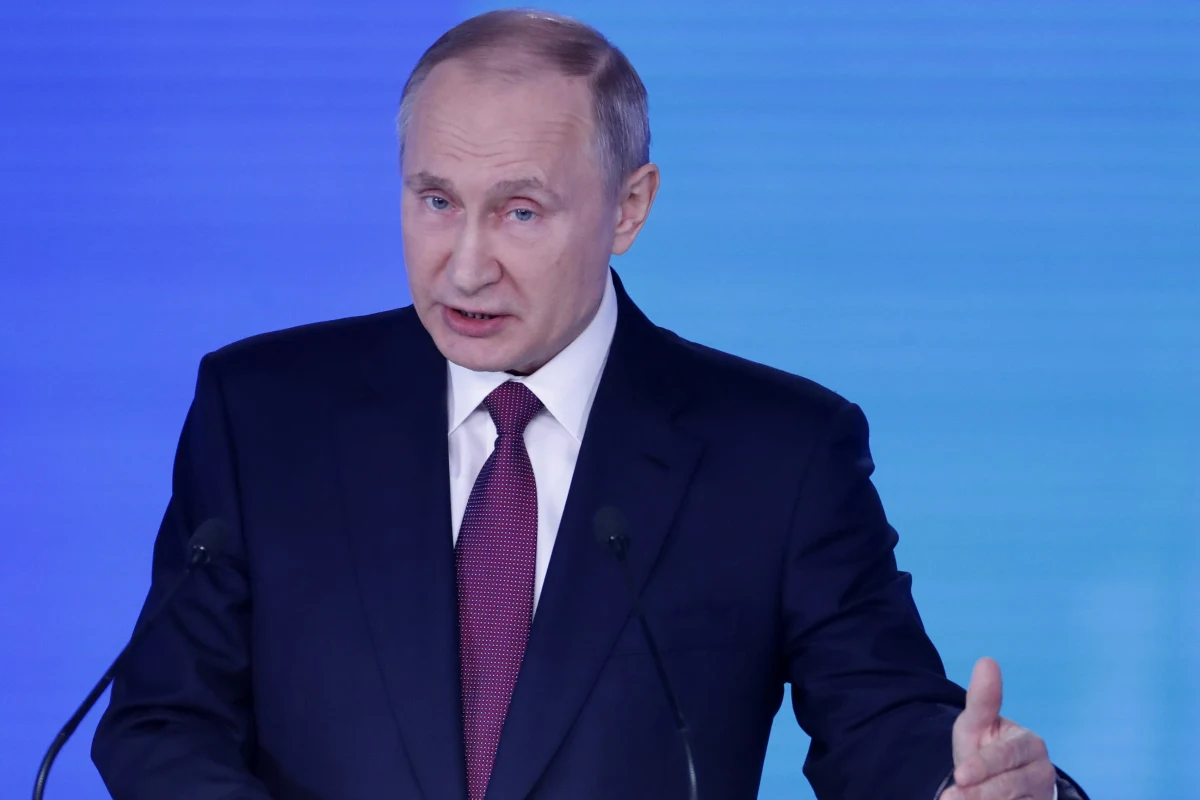 ​Prezydent Rosji Władimir Putin powiedział w orędziu do Zgromadzenia Federalnego (obu izb parlamentu Rosji), że w ciągu najbliższych miesięcy zostanie otwarty ruch samochodowy przez most na Krym. Rosja zaczęła budować most po aneksji Krymu w 2014 roku. Putin wygłasza orędzie w moskiewskim Maneżu przed zgromadzonymi tam parlamentarzystami, urzędnikami państwowymi i gubernatorami regionów Rosji. Rosyjski prezydent poinformował także, że Rosja rozpoczęła aktywną fazę testów nowej międzykontynentalnej rakiety balistycznej Sarmat. 