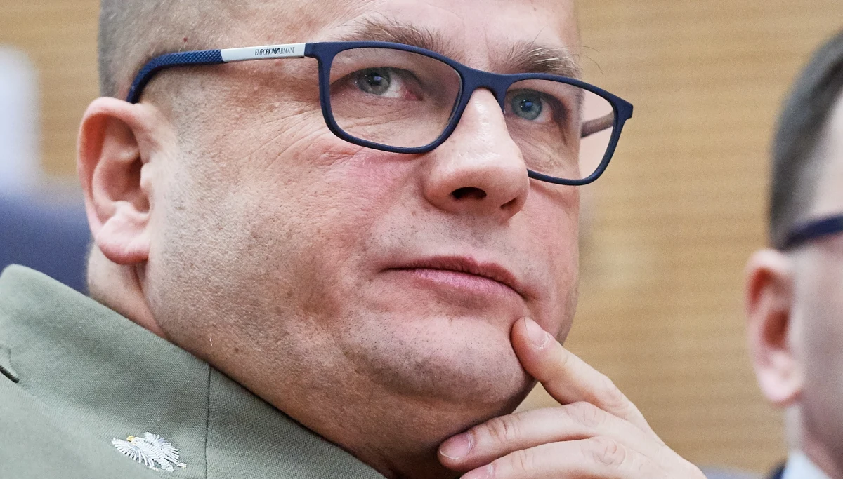 Potwierdziły się doniesienia RMF FM: minister koordynator służb specjalnych uchylił decyzję szefa Służby Kontrwywiadu Wojskowego o cofnięciu poświadczenia bezpieczeństwa gen. Jarosławowi Kraszewskiemu. Przypomnijmy, wstrzymanie generałowi dostępu do informacji niejawnych było elementem konfliktu między Pałacem Prezydenckim a MON-em pod kierownictwem Antoniego Macierewicza. Andrzej Duda podkreślał w listopadowym wywiadzie dla RMF FM, że "nie pozwoli, aby tego typu metody były stosowane wobec jego pracowników".