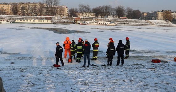 Akcja strażaków na Wiśle w centrum Krakowa. Pod 35-letnim mężczyzną załamał się lód. Po dwóch godzinach udało się go wyłowić. 35-latek był reanimowany, niestety nie udało się go uratować.