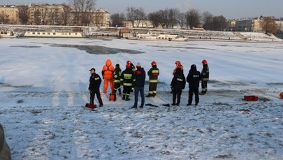 Akcja strażaków na Wiśle w Krakowie. Nie żyje mężczyzna, pod którym załamał się lód
