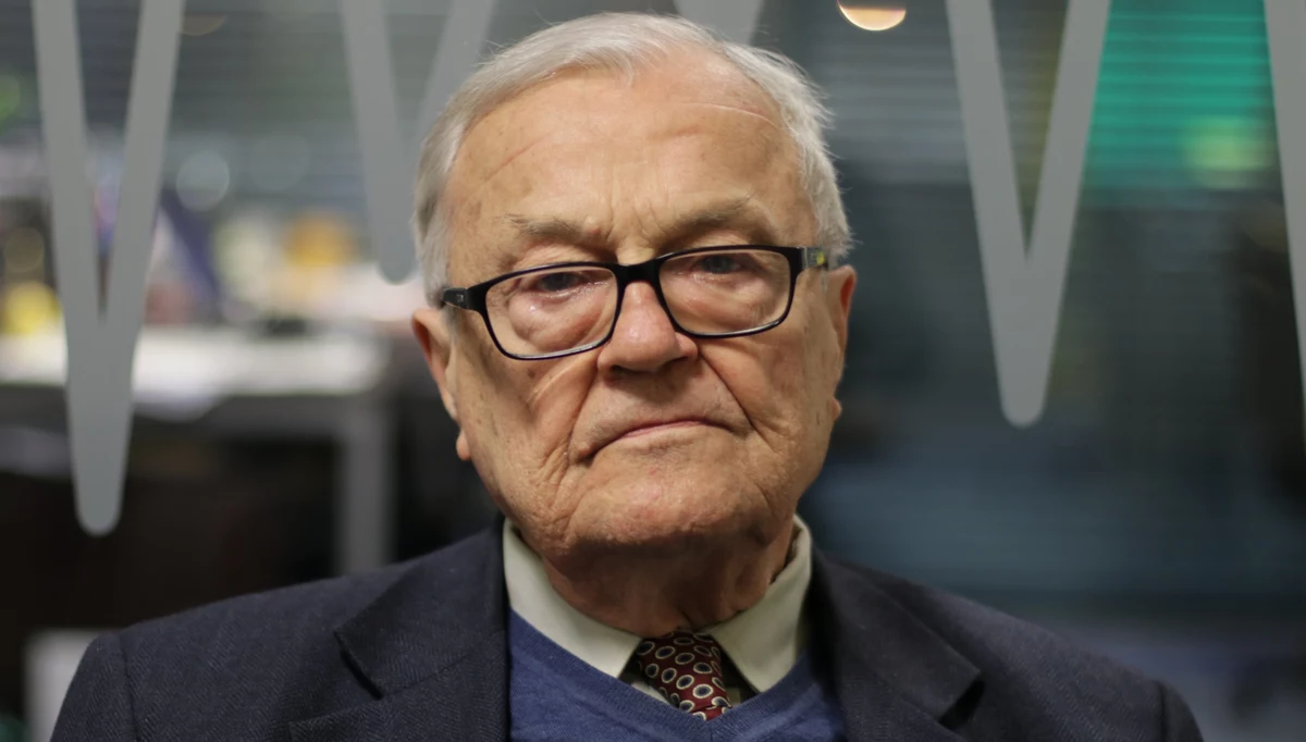 Były ambasador RP w Izraelu Jan Dowgiałło „z dużym zmartwieniem” przyjął informacje o problemach polsko-izraelskich. „Myślę, że duża część tych problemów jest niepotrzebna i polega na rozmaitych błędnych interpretacjach, a także na rozmaitych świadomych błędach robionych przez historyków” – mówił w Popołudniowej rozmowie w RMF FM. Były dyplomata uważa także, że „kryzys” to za mocne słowo na określenie obecnych relacji polsko-izraelskich. „To jest rozdmuchiwane przez stronę izraelską, przez Żydów amerykańskich, a także przez Polaków, którzy lansują hipotezy o istnieniu polskiego antysemityzmu w bardzo szerokim stopniu. On istnieje, ale nie w takim stopniu, o jakim jest mowa” – mówił gość Marcina Zaborskiego. Przyznał, że pojawiają się pewne problemy związane z edukacją. „Dochodzą do mnie głosy, że pewne miejsca w Oświęcimiu są zablokowane dla młodzieży izraelskiej. Oni tam nie mają wstępu. Zdaje się, że w tych miejscach zabijano Polaków. Ta informacja do nich nie dochodzi” – mówił Dowgiałło. „Za mojego pobytu w Izraelu walczyliśmy, by te wycieczki z Izraela miały kontakt z młodzieżą polską. To było bardzo blokowane przez ich przewodników, którzy byli nastawieni na to, by jak najmniej tych kontaktów było” – wspomina. Według niego sprzeciwiali się temu przewodnicy z „pokolenia wychowanego w Izraelu po ‘68”. „Wtedy zaczęli wymierać ludzie, którzy byli Polsce przyjaźni i mieli sentyment do wspomnień o Polsce” – twierdzi były dyplomata.
