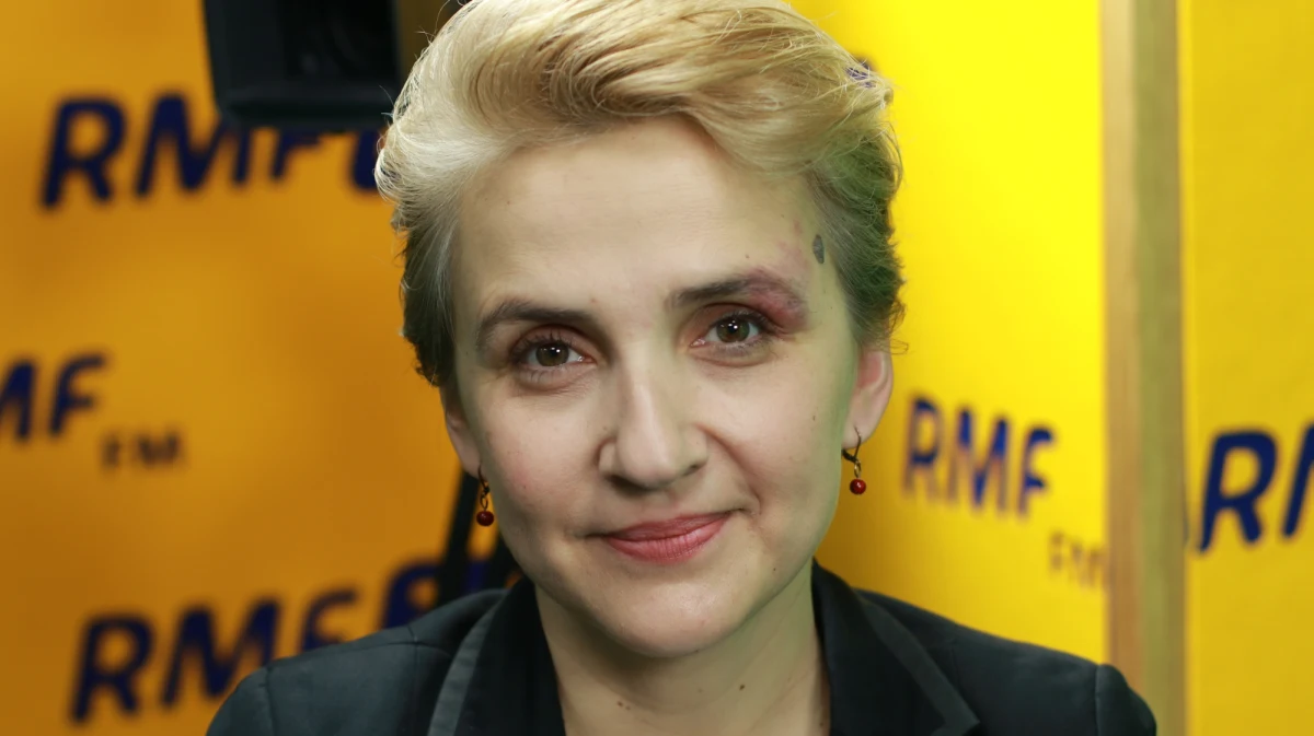 "Mogłabym zaśpiewać: 'I can’t get no satisfaction'" – tak w Porannej rozmowie  w RMF FM Joanna Scheuring-Wielgus odpowiedziała na pytanie dotyczące oceny szefowania Nowoczesnej przez Katarzynę Lubnauer. "Sondaże pokazują, że z Nowoczesną jest coś nie tak – sondaże są alarmujące i bardzo złe dla nas. Mija 100 dni rządów, czy liderstwa, Katarzyny Lubnauer. Mam nadzieję, że odbędzie się jakaś rzeczowa i dobra dyskusja: 'Co dalej?'. Nigdy nie byłam przeciwniczką Katarzyny Lubnauer, ale partia to nie jest budowanie z klocków Lego – (…) budowanie nie polega na wstawianiu okien do domu, tylko najpierw budujemy fundamenty" – podkreśliła posłanka Nowoczesnej. Scheuring – Wielgus podkreśliła, że zarządzanie partią nie polega na obecności w mediach i "komentowaniu rzeczywistości, która mamy". "W życiu! Czy ja wyglądam na osobę, która chciałaby kiedykolwiek być w PO? Absolutnie nie! PO to największa partia opozycyjna, ale też sobie nie radzi, w Platformie też jest zastój" – stwierdziła Scheuring – Wielgus zapytana, o to, czy rozważyłaby przejście do PO. "Jest jeszcze jedno wyjście - wydaje mi się, że jest takie ciśnienie na coś zupełnie nowego i być może się to kiedyś wydarzy, zobaczymy" – dodała, odnosząc się do możliwej przyszłości polskich partii politycznych. Nawiązując ponownie do sondaży, posłanka przyznała: "Oczywiście, że to jest klęska Nowoczesnej", ale jednocześnie zaznaczyła: "Natomiast o tym, czy Nowoczesna jest klęską, czy nie, to zadecydują o tym wyborcy przy urnach".  