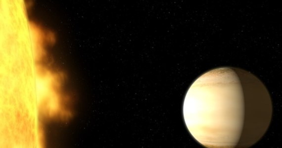 Zespół brytyjskich i amerykańskich astronomów opublikował sensacyjne wyniki badań atmosfery odległej o 700 lat świetlnych planety. Przypominająca Saturna, gorąca planeta WASP-39b ma wokół siebie trzykrotnie więcej pary wodnej, niż się spodziewano. To sugeruje, że planeta powstała w inny sposób, niż nasz Saturn, prawdopodobnie znacznie dalej od swojej gwiazdy, gdzie mogło spaść na nią wiele lodowego materiału. Gwiazda WASP-39 jest podobna do naszego Słońca, widzimy ją w gwiazdozbiorze Panny. 