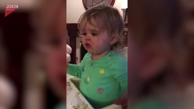 Dziewczynka postanowiła, że chciałby spróbować wasabi, po tym jak zobaczyła przyprawę na stole rodziców. Zaskoczeni, dali jej skosztować. Jej reakcja? Bezcenna.