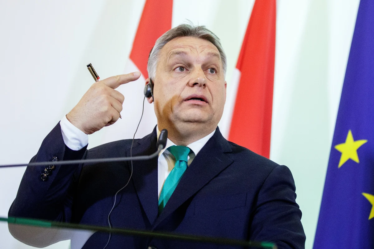 ​Premier Węgier Viktor Orban oświadczył, że liczy się z tym, iż w wyborach parlamentarnych 8 kwietnia w wielu lub wszystkich okręgach wyborczych przeciwko kandydatowi koalicji rządzącej może stanąć tylko jeden kandydat opozycji. Orban powiedział w Radiu Kossuth, że przedterminowe wybory burmistrza miasta Hodmezoevasarhely w ostatnią niedzielę "pełniły funkcję parlamentarnych prawyborów". W mieście tym niespodziewanie wygrał niezależny kandydat, którego poparły wszystkie partie opozycyjne, chociaż Hodmezoevasarhely to rodzinne miasto szefa kancelarii premiera, Janosa Lazara, który sam przez długie lata był tu burmistrzem.