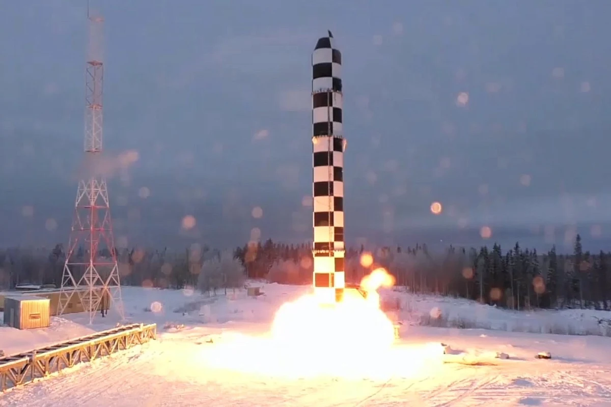 ​Amerykańskie media, komentując czwartkowe orędzie prezydenta Władimira Putina, piszą o wyścigu zbrojeń między Rosją a USA i coraz większych napięciach w relacjach obu państw. Wspominają też, że wystąpienie miało służyć umocnieniu patriotyzmu wśród Rosjan. Jak napisał piątkowy "New York Times", orędzie Putina, w którym poinformował on m.in. o opracowanych przez Rosję rodzajach nowoczesnej broni, znacznie wzmogło napięcia na tle wojskowym w i tak już trudnych relacjach między USA i Rosją, "co wywołało spekulacje o nowym, kosztownym nuklearnym wyścigu zbrojeń".