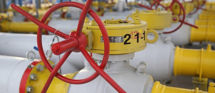 ​Gazprom zrywa kontrakty gazowe zawarte z Ukrainą. Chodzi zarówno o kontrakt na tranzyt gazu, jak i dostawy dla Ukrainy. Ta decyzja zapadła po wyroku Trybunału Arbitrażowego w Sztokholmie, który po dwóch postępowaniach nakazał Rosji zapłacić Kijowowi ponad 2,5 miliarda dolarów za zmniejszenie tranzytu gazu.