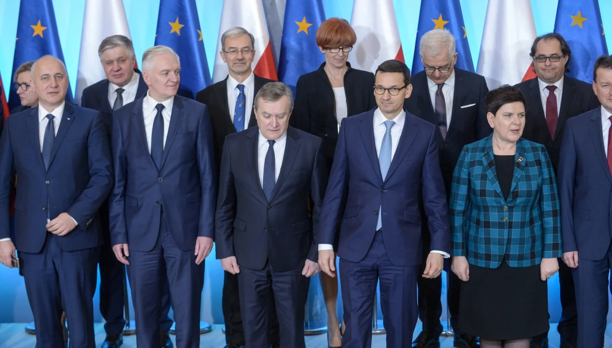 Premier zapowiedział przegląd wiceministrów, stwierdzając, że "cały rząd to zarówno ministrowie, jak i wiceministrowie". Jeśli tak, to do przewiezienia tego rządu potrzebne byłyby dwa duże autokary, a przegląd musi zająć kilka tygodni, bo wiceministrów jest niemal setka.
