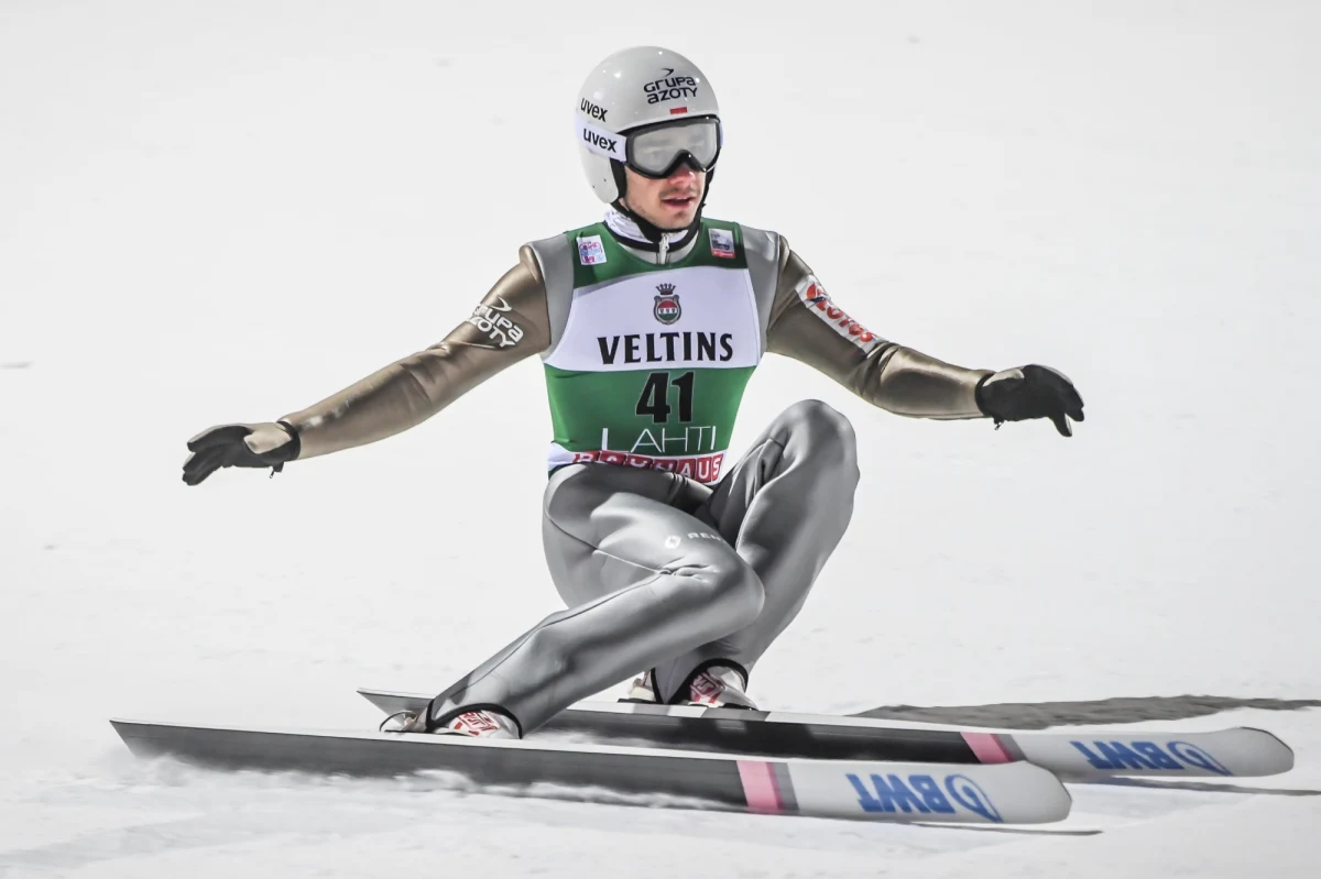 Bardzo dobrze zaprezentowali się polscy skoczkowie w kwalifikacjach do niedzielnego konkursu Pucharu Świata w fińskim Lahti. Kamil Stoch skoczył 134,5 m i zajął pierwsze miejsce, zaś drugą odległość - 130,5 m - i drugi wynik miał Dawid Kubacki! Do zawodów awansowało jeszcze czterech biało-czerwonych.