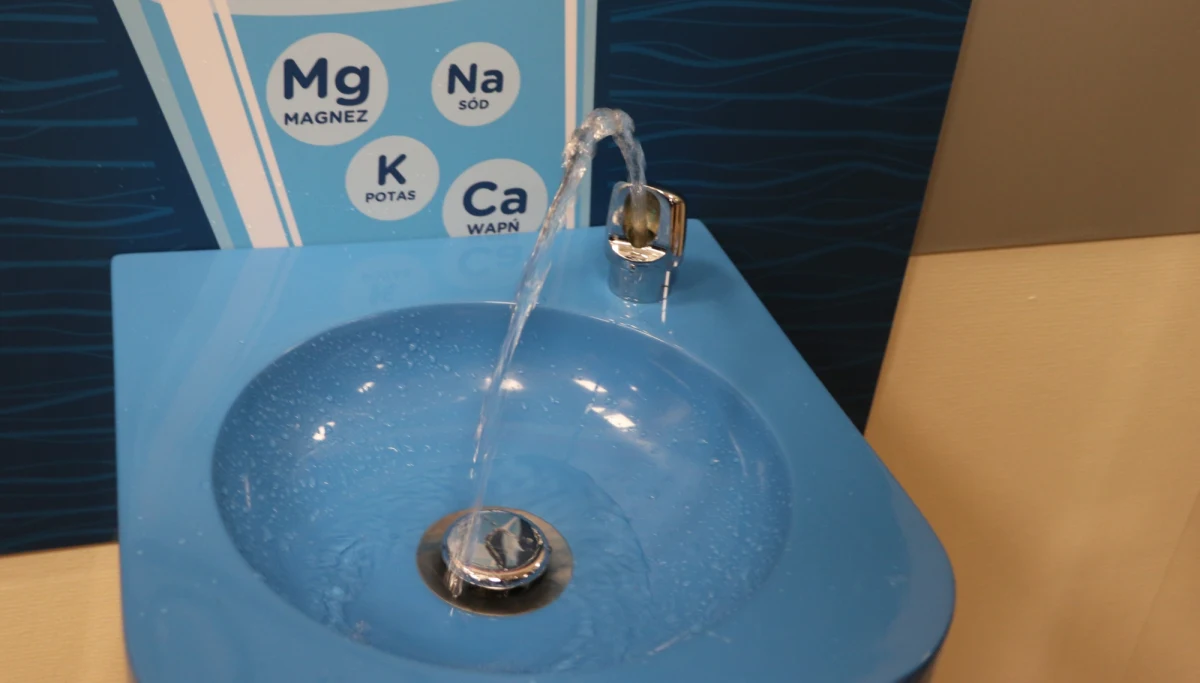 Wodociągi Miasta Krakowa promują pitniki w szkołach i szpitalach. W piątek uroczyście oddano do użytku pitniki w Szpitalu Specjalistycznym im. Józefa Dietla. Krakowskie wodociągi podkreślają, że woda prosto z kranu jest w mieście bardzo dobrej jakości.