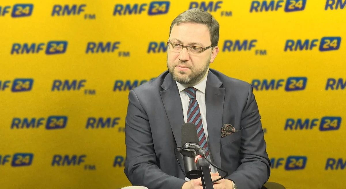 "Jedno spotkanie w sprawie polsko-izraelskich relacji to za mało" – powiedział wiceszef MSZ Bartosz Cichocki, Gość Krzysztofa Ziemca w RMF FM. "Tyle problemów się zgromadziło przez ostatnie tygodnie, że nikt nie był tak naiwny, iż jedno spotkanie to rozwiąże" – oświadczył szef zespołu ds. dialogu prawno-historycznego z Izraelem po powrocie z Tel Awiwu. Bartosz Cichocki podkreślał, że nie należy używać słowa "kryzys" w relacjach polsko-izraelskich. "Napięcie, nieporozumienie" – tak określa to, co dzieje się wokół nowelizacji ustawy o IPN. "Kiedy spotykają się dyplomaci, prawnicy, historycy, to rozmowa siłą rzeczy jest merytoryczna. Emocje jeśli się pojawiają, to incydentalnie. Tutaj ich nie było" – podkreślił Cichocki. Wiceminister spraw zagranicznych zapowiedział, że już wkrótce poznamy nazwisko nowego ambasadora RP w Izraelu. "Zakładam, że to kwestia miesięcy" – mówił. "W Izraelu jest polski ambasador - Jacek Chodorowicz. Jego następca jest procedowany" – dodał. "Nie potwierdzam i nie zaprzeczam" – tak Cichocki odpowiedział na pytanie o to, czy nowym ambasadorem będzie Marek Magierowski, obecnie wiceminister spraw zagranicznych. 