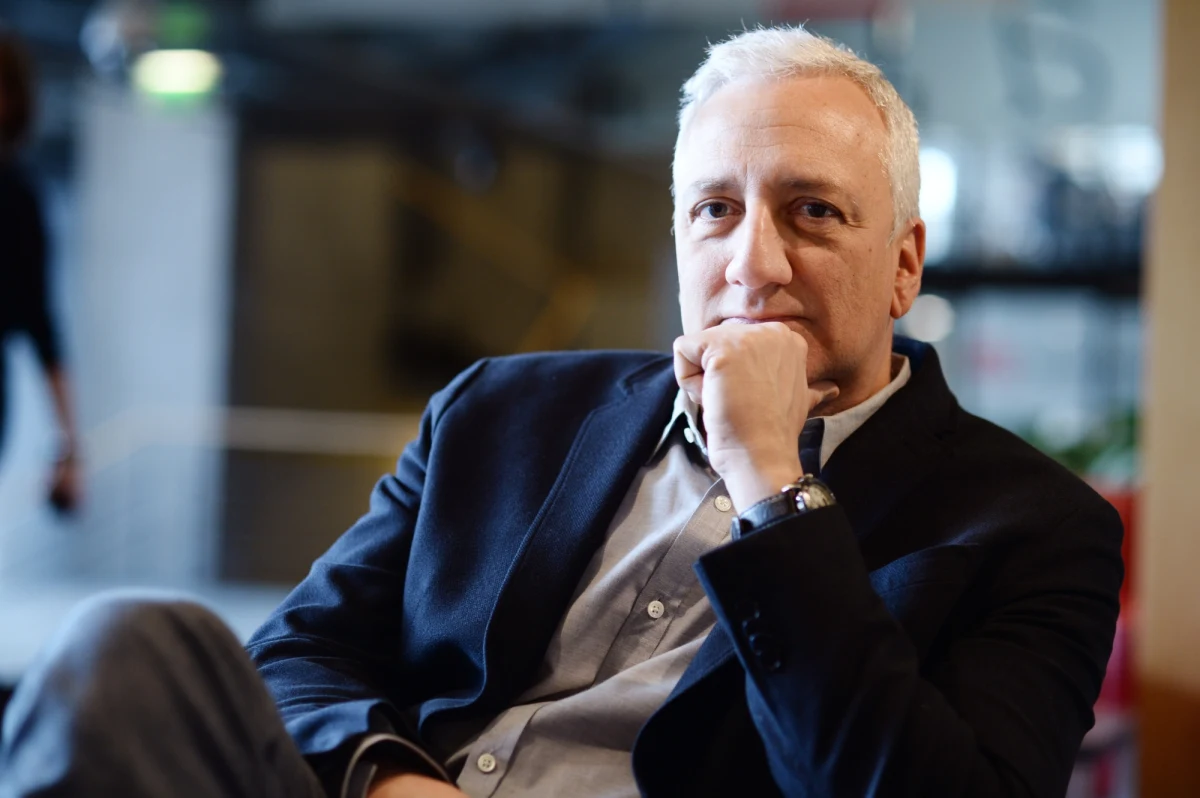 Program lotów kosmicznych zostanie zupełnie zmieniony przez udział prywatnych firm, takich jak SpaceX. Sądzę, że w ciągu najbliższych pięciu lat rozpocznie się nowy wyścig kosmiczny - powiedział były astronauta NASA Mike Massimino. Jest on doświadczonym astronautą: w amerykańskiej agencji kosmicznej NASA służył w latach 1996-2014, a w kosmos poleciał dwukrotnie: w 2002 i 2009 roku. Wyprawy, w których uczestniczył, były dwoma ostatnimi lotami serwisowymi do kosmicznego teleskopu Hubble'a. Massimino jest więc jednym z ostatnich ludzi, którym było dane dotknąć teleskopu, który nawet dzisiaj dostarcza naukowcom bezcennych informacji o Wszechświecie.