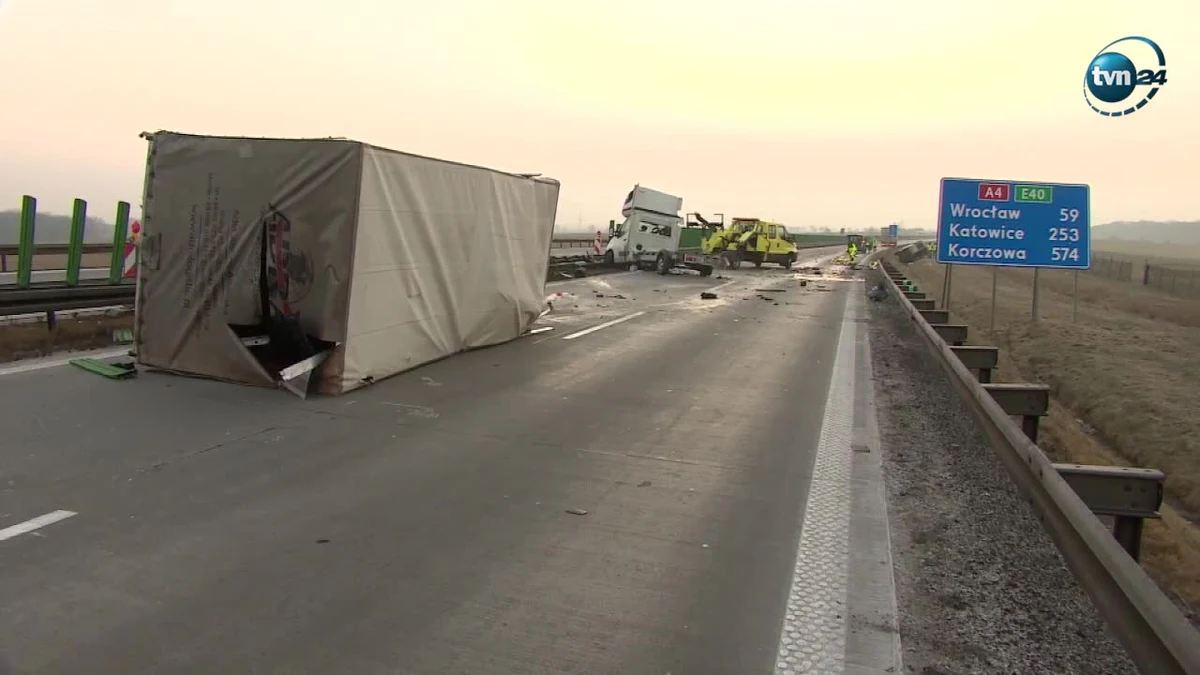 Tragiczny wypadek na dolnośląskim odcinku autostrady A4. Między węzłami Wądroże Wielkie a Budziszów samochód dostawczy marki renault zderzył się z busem. Zginęły dwie osoby, 7 jest rannych.