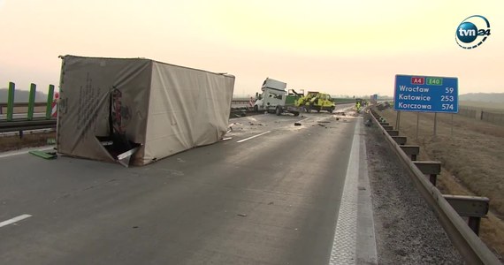 Tragiczny wypadek na dolnośląskim odcinku autostrady A4. Między węzłami Wądroże Wielkie a Budziszów samochód dostawczy marki renault zderzył się z busem. Zginęły dwie osoby, 7 jest rannych.