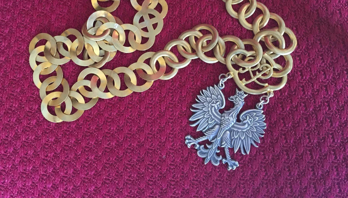 Blisko cztery godziny trwało nadzwyczajne posiedzenie Krajowej Rady Sądownictwa, prawdopodobnie ostatnie w obecnym składzie. Posiedzenie było odpowiedzią na opublikowaną listę kandydatów do nowej KRS, którzy mają zostać wybrani na wtorkowym posiedzeniu Sejmu.