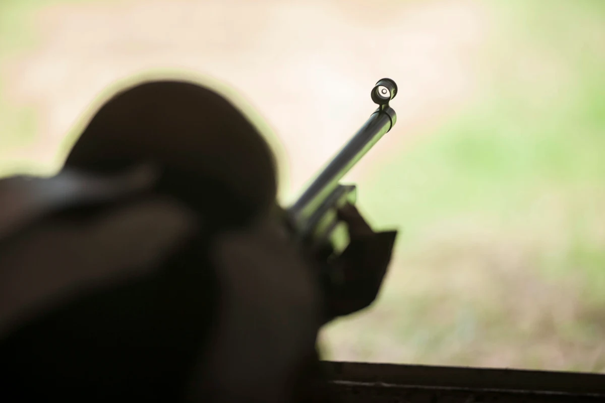 Nie będzie pilnej nowelizacji przepisów o szkolnych strzelnicach - to odpowiedź Ministerstwa Edukacji Narodowej na raport Najwyższej Izby Kontroli ws. bezpieczeństwa podczas szkolnych zajęć strzeleckich. Zdaniem NIK-u, przez brak odpowiednich przepisów zajęcia odbywają się w miejscach przypadkowych, co może zagrażać bezpieczeństwu uczniów.