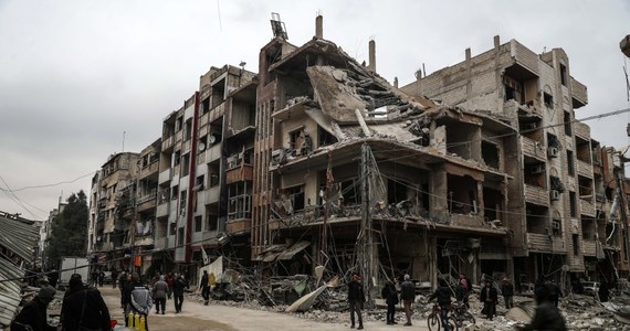 ​Syryjskie siły rządowe opanowały nowe tereny we Wschodniej Gucie i kontynuują ataki na tę kontrolowaną przez rebeliantów enklawę. Ofensywa wojsk rządu prezydenta Syrii Baszara al-Assada trwa mimo międzynarodowych protestów.