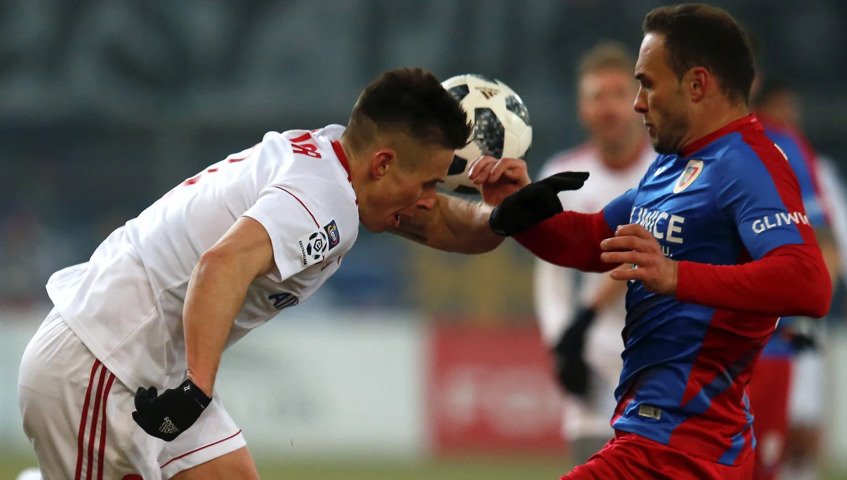 Mecz piłkarskiej ekstraklasy Piasta Gliwice z Górnikiem Zabrze został zakończony przed czasem na skutek chuligańskich wybryków części kibiców gospodarzy, którzy zniszczyli fragment ogrodzenia i wbiegli na boisko w 80. minucie. W tym momencie Piast prowadził 1:0 po golu Mateusza Szczepaniaka głową w 49. minucie.