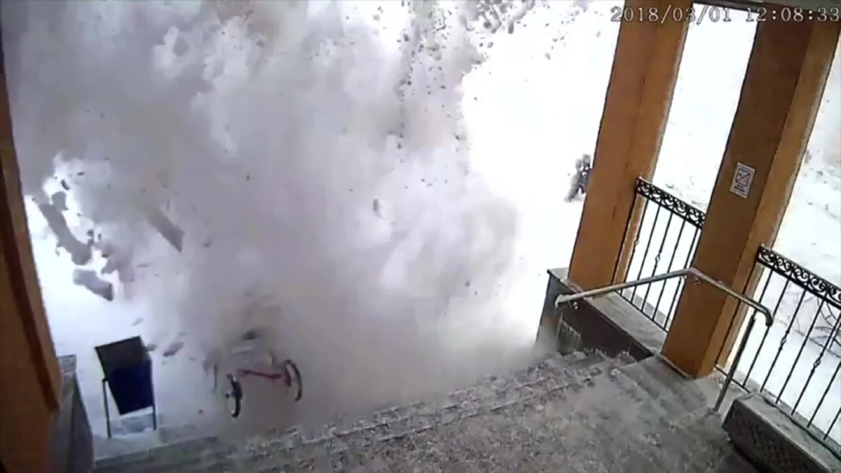 Potężna zaspa śniegu spadła na dwie kobiety i dziecko. Do wypadku doszło we wsi Widjajewo w okolicy Murmańska na północy Rosji. Do zdarzenia doszło, gdy kobiety rozmawiały przed wejściem do budynku. Wtedy z wysokości drugiego piętra zsunęła się na nie ogromna zaspa. Kobiety oraz dziecko nie odniosły poważnych obrażeń. Zaraz po upadku wstały o własnych siłach, a jedna z nich wzięła na ręce przestraszone dziecko.